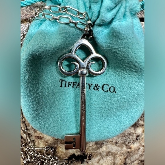 Retired Tiffany & CO Fleur De Lis Key Pendant Charm Necklace Sterling Silver - Picture 3 of 6